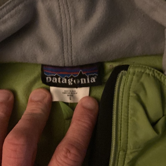 Patagonia wind breaker, size large - Picture 2 of 3